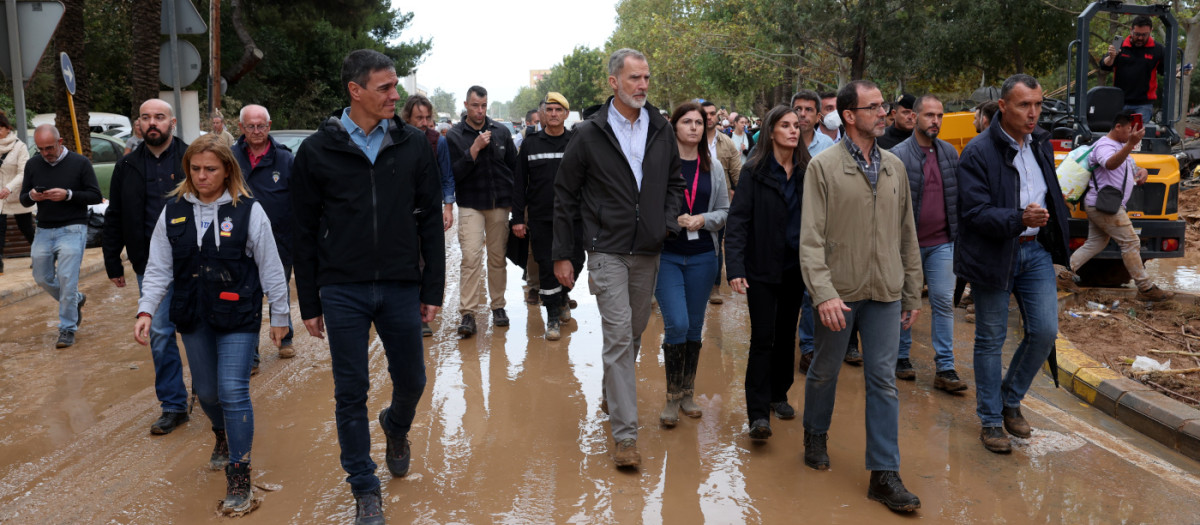 Los Reyes con los presidentes del Gobierno y de la Generalitat Valenciana, a su llegada a Paiporta