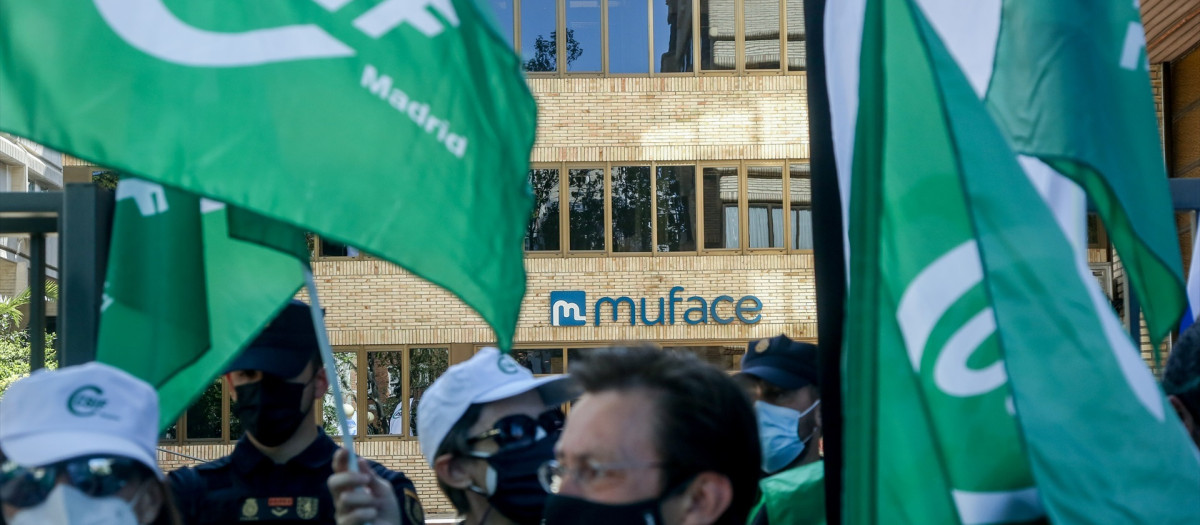 Varias personas se manifiestan durante una protesta de funcionarios contra los recortes que han sufrido en su prestación sanitaria
Ricardo Rubio / Europa Press
18 ABRIL 2022;SINDICATOS;RECORTES;PROTESTAS
18/4/2022