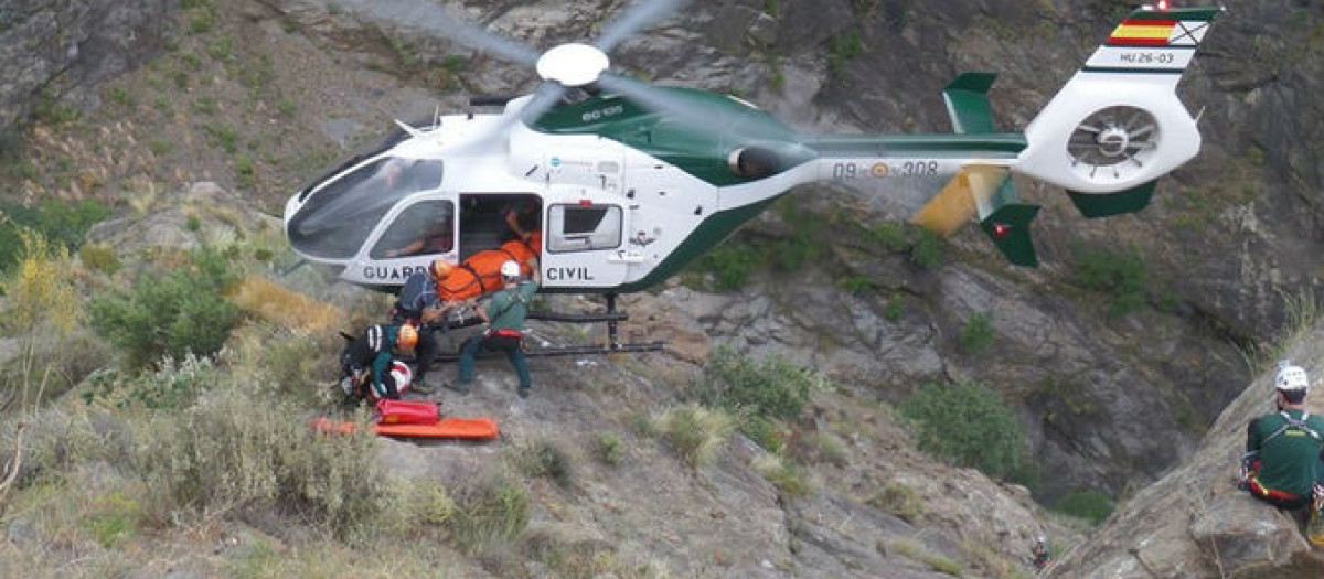 Un helicóptero de la Guardia Civil colabora en la búsqueda de desaparecidos