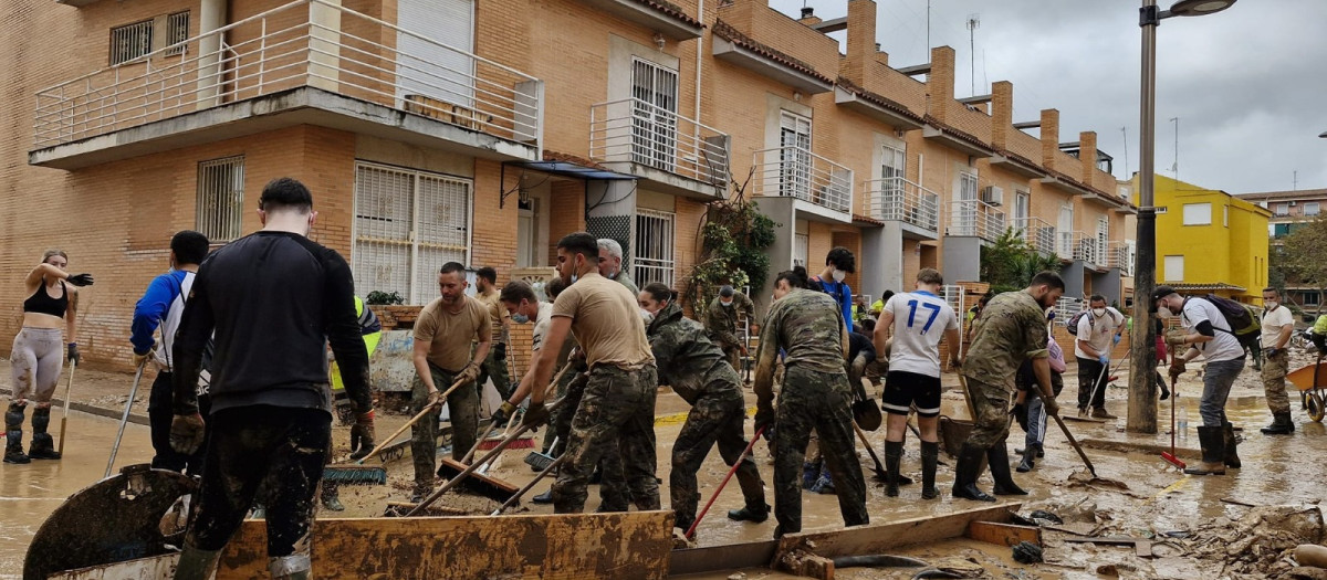 Personal del Regimiento de Artillería Antiaérea n.º 74 (Sevilla) del Ejército de Tierra realiza tareas de limpieza y desescombro en Benetússer