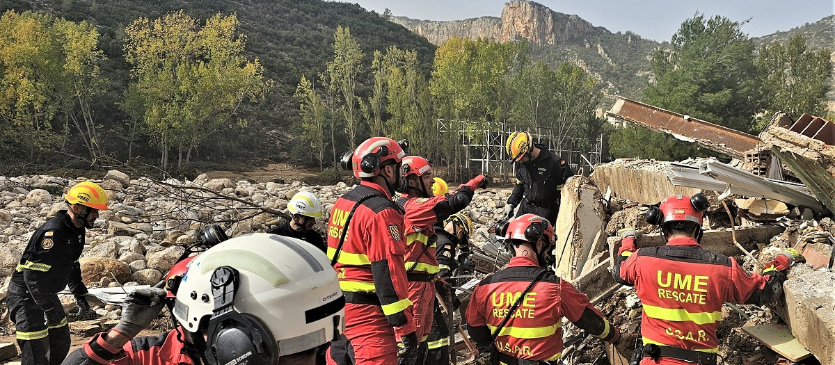 Acciones de búsqueda y rescate de posibles víctimas a cargo del equipo de búsqueda y rescate urbano (USAR) del Tercer Batallón de la UME