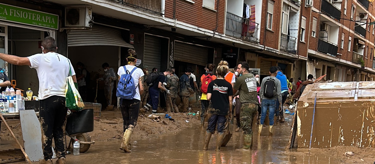 Vecinos de Paiporta en una calle inundada