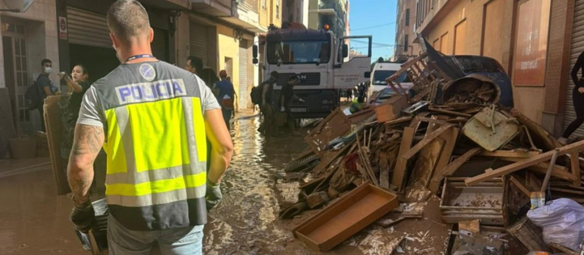 Un policía nacional en la zona del desastre