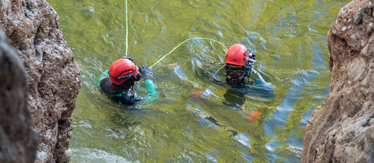 Dos guardias civiles de los Grupos Subacuáticos (Geas) en la búsqueda de los desaparecidos en Letur (Albacete)