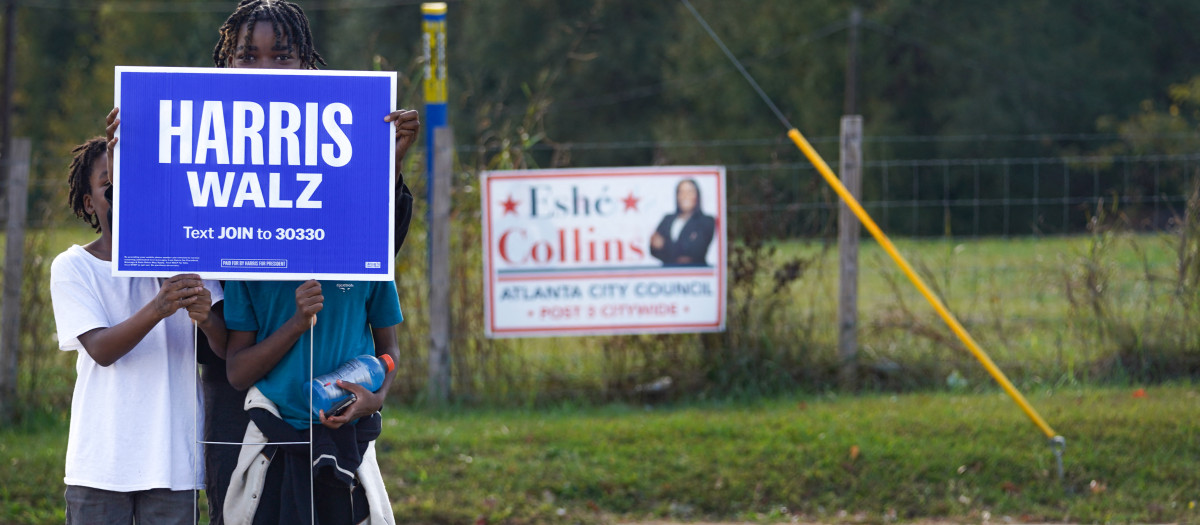 Gente apoyando a Kamala Harris en Atlanta, Georgia