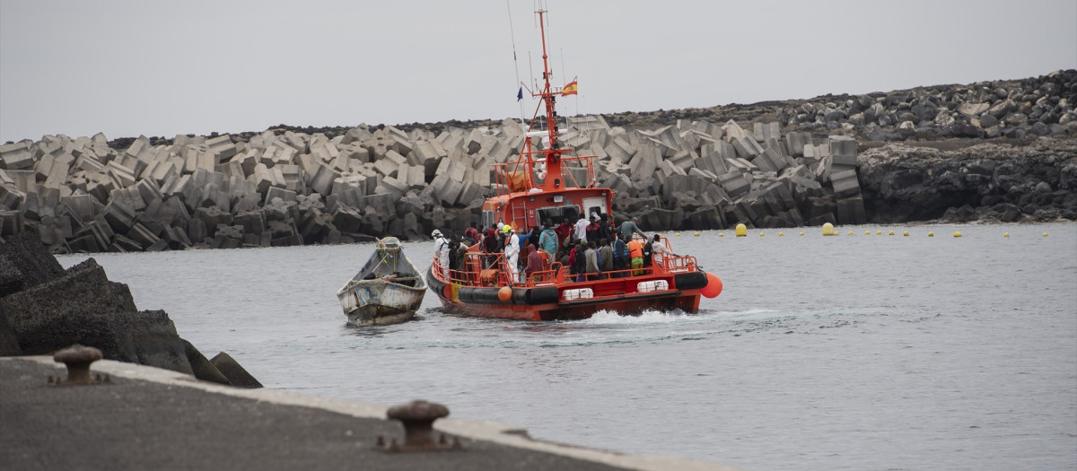 Una embarcación de Salvamento Marino lleva un cayuco hasta el puerto de La Restinga (El Hierro) en septiembre de 2024