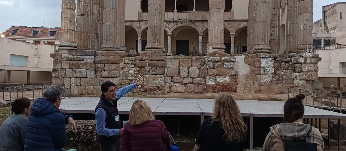 Representantes de universidades norteamericanas durante su visita al Templo de Diana de Mérida.