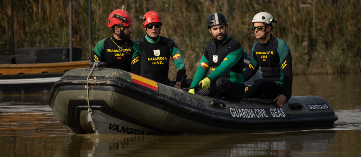 Despliegue de efectivos de la Guardia Civil en búsqueda de desaparecidos tras la DANA en la Albufera, Valencia