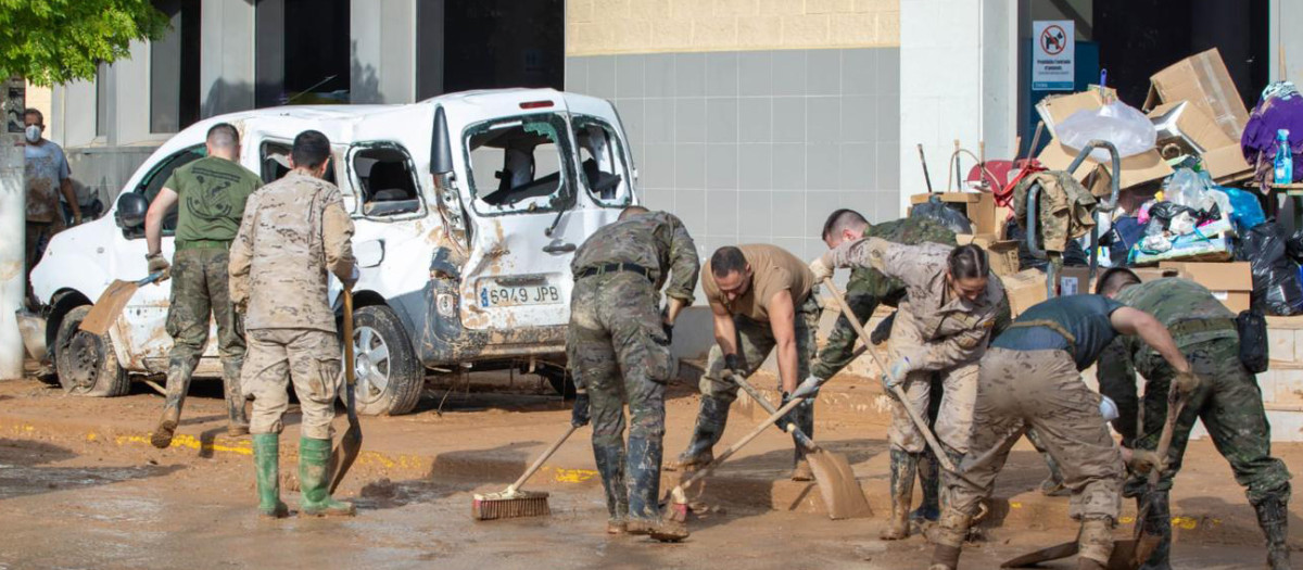 Los guardias reales realizan tareas de limpieza en la zona de la catástrofe