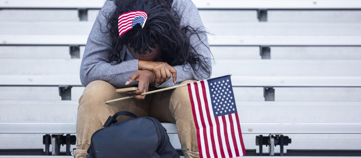 Una estudiante llora después de que Kamala Harris reconociese su derrota en las elecciones