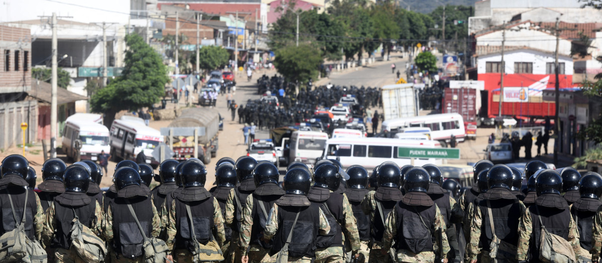 La policía antidisturbios militar llega para despejar una carretera bloqueada por partidarios del expresidente boliviano Evo Morales en Mairana