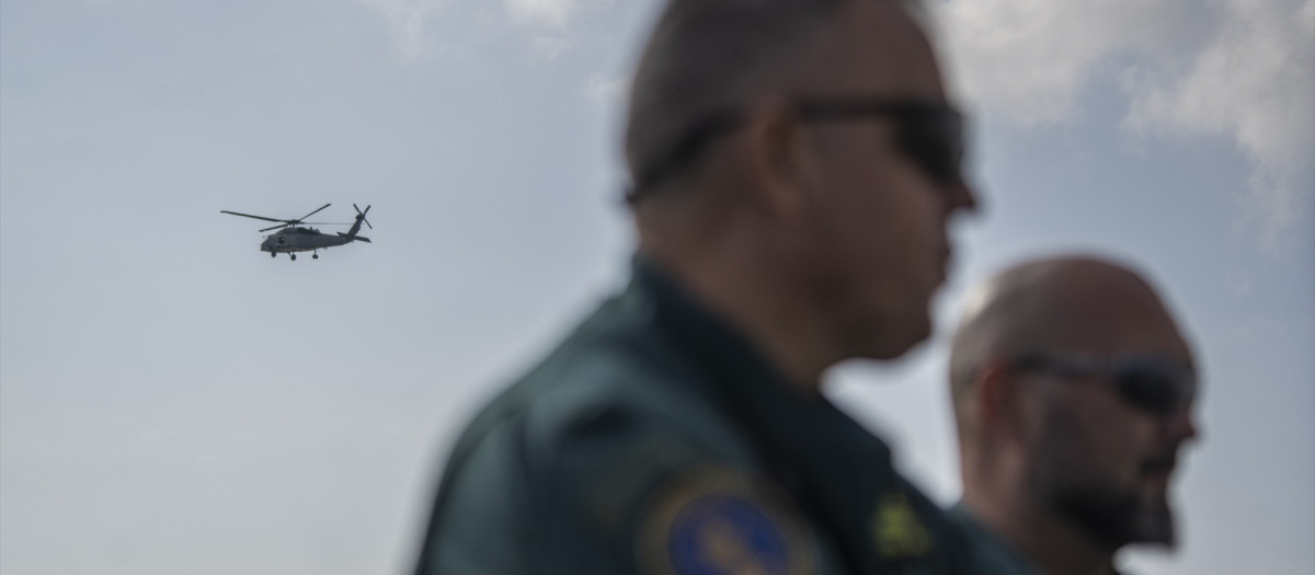 Un helicóptero participa en la búsqueda de las personas desaparecidas tras la DANA