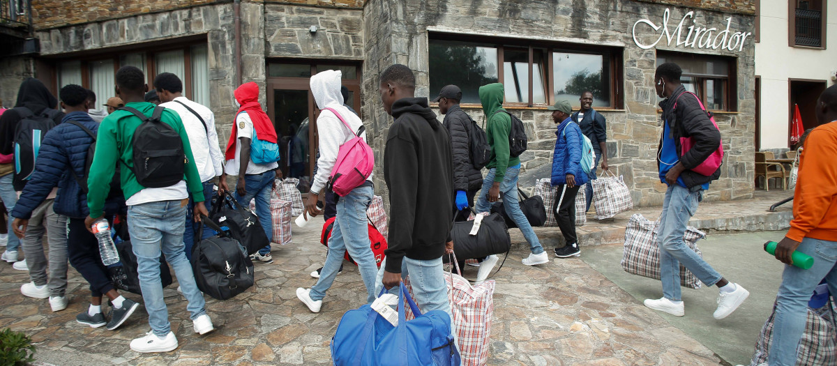 Ribeira de Piquín, Lugo. Llegada de 51 inmigrantes subsaharianos al segundo concello menos poblado de la provincia de Lugo. Ribeira de Piquín cuenta con menos de 500 vecinos y acogerá los próximos meses al equivalente a más del 10% de su población. Los inmigrantes, a cargo de la ONG Rescate, han quedado alojados en el Hotel Mirador de Barcia.