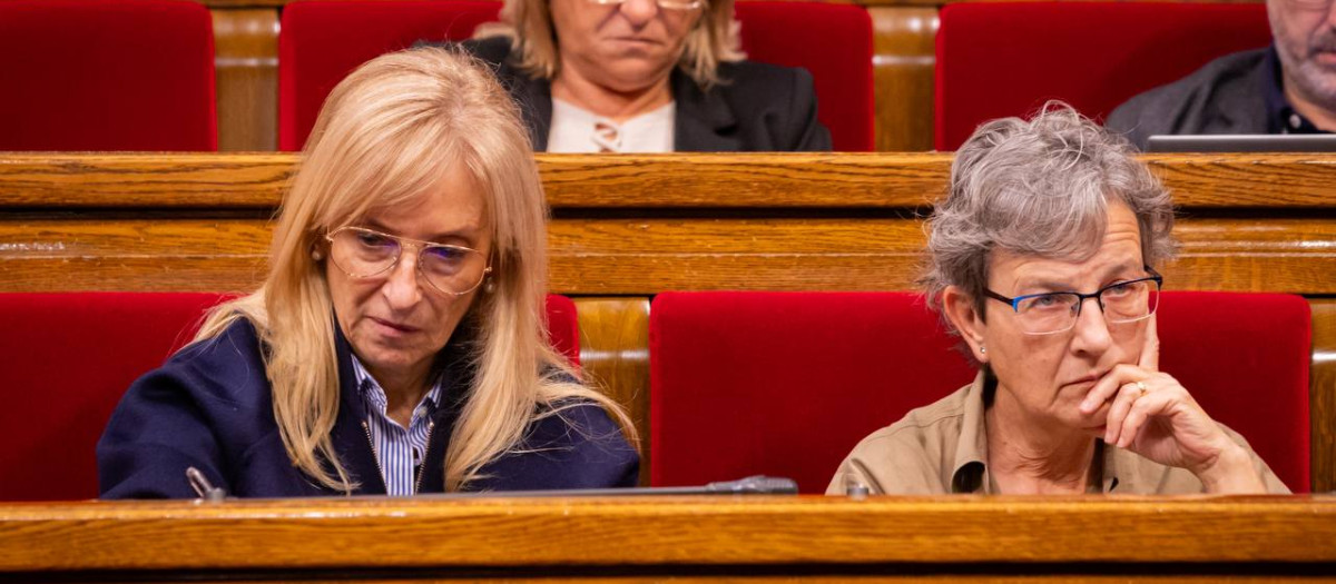 La diputada de Junts Carme Renedo, a la derecha, siguiendo el pleno