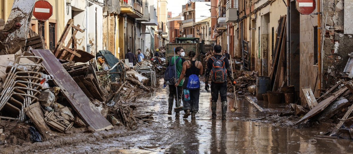 Voluntarios limpian en las zonas afectadas