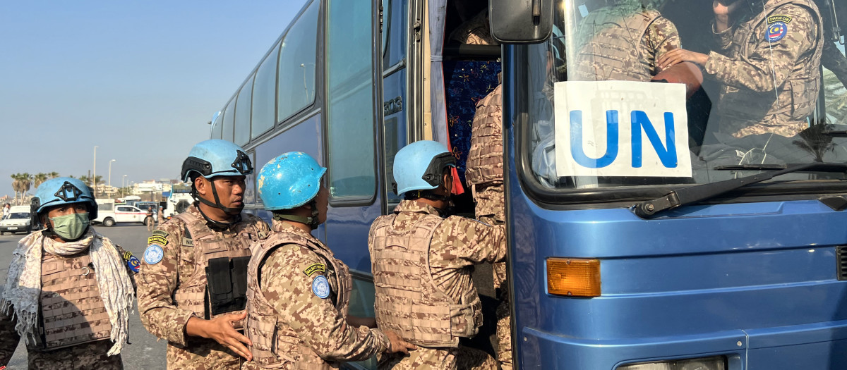 Miembros de la fuerza de mantenimiento de la paz de la FPNUL entran en un autobús en el lugar de un ataque israelí en la entrada norte de la ciudad sureña de Sidón,