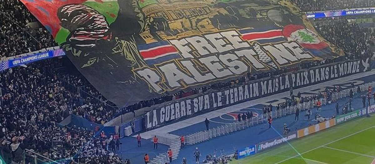 Bandera desplegada por los ultras del PSG con simbología antisemita