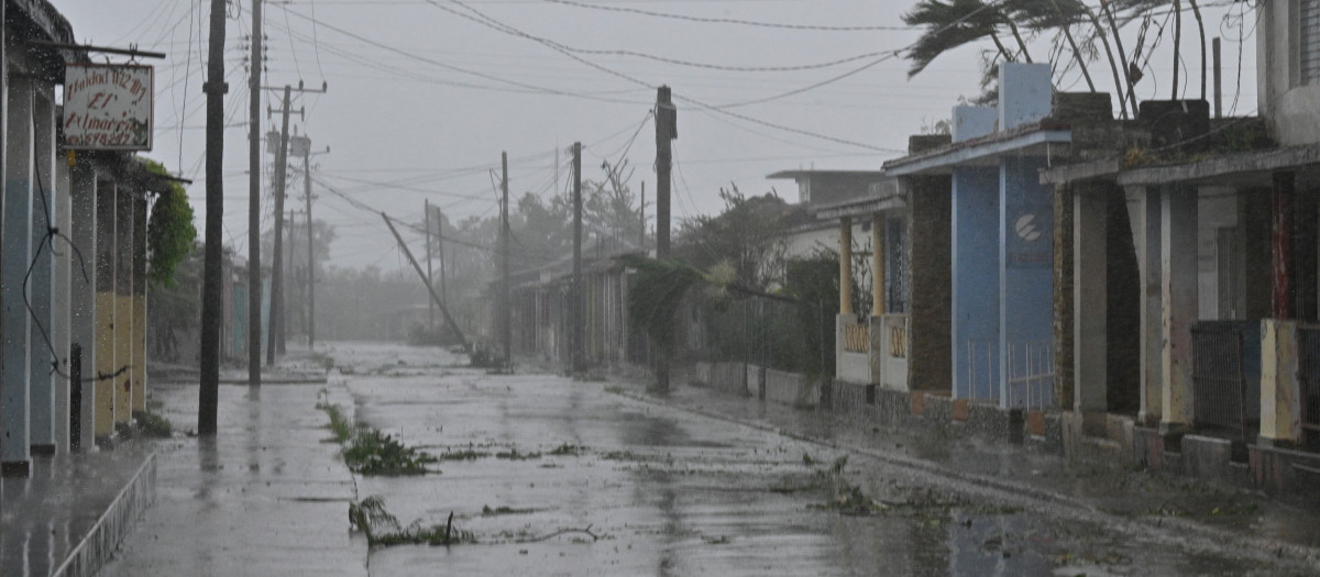 Fuertes vientos y lluvias azotaron Cuba durante el paso del Huracán Rafael