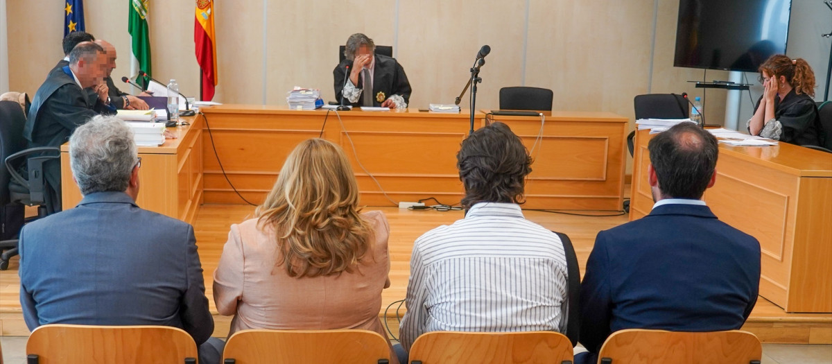 El alcalde de Bormujo (Sevilla) y sus concejales sentados en el banco de los acusados en el juicio por un presunto delito de prevaricación, a 03 de mayo del 2023 en Sevilla (Andalucía, España).  El Juzgado de lo Penal número ocho de Sevilla ha iniciado este miércoles el juicio destinado a resolver la causa incoada contra el alcalde de Bormujos, el socialista Francisco Molina; y su concejal de Obras Públicas, la también socialista María del Carmen Garfia, por un presunto delito de prevaricación, toda vez que se trata de la cuarta fecha prevista para dicho juicio.

Eduardo Briones / Europa Press
03/5/2023