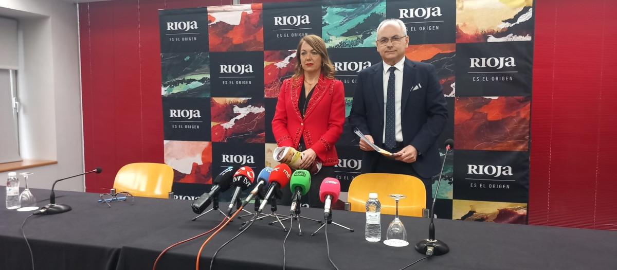 El director general del Consejo Regulador de la DOCa Rioja, José Luis Lapuente, junto a la letrada del Consejo, Marian Nalda