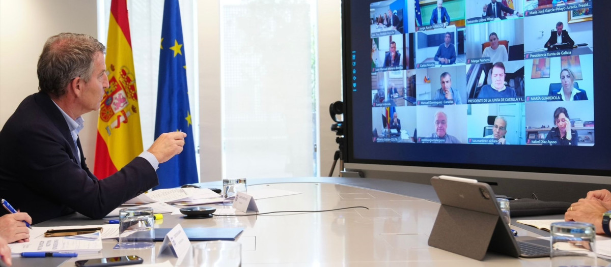 El líder del PP, Alberto Núñez Feijóo, reúne a sus 'barones' territoriales por videoconferencia para hablar sobre la DANA