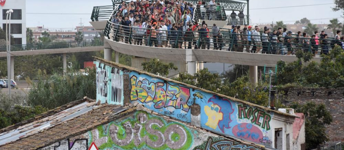 Imagen de miles de valencianos voluntarios, accediendo a la pedanía de La Torre