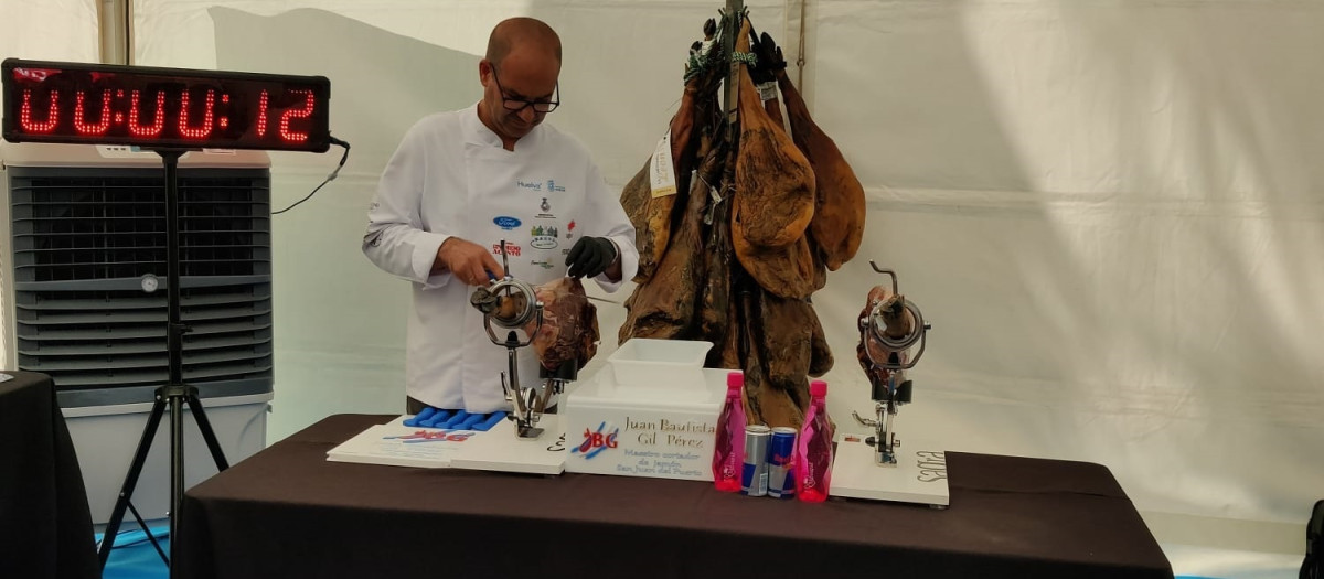 El maestro cortador onubense Juan Bautista durante su reto para conseguir el Récord Guinnes de horas cortando jamón.

AYUNTAMIENTO DE HUELVA
26/4/2023