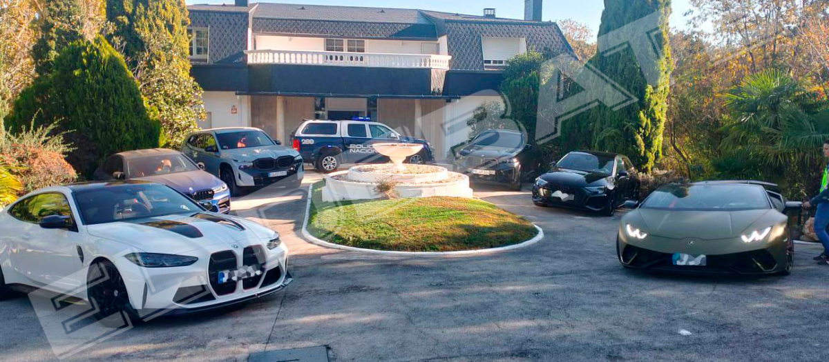 Los espectaculares coches de lujo del jefe policial detenido, en la entrada de su chalé en Alcalá de Henares (Madrid)