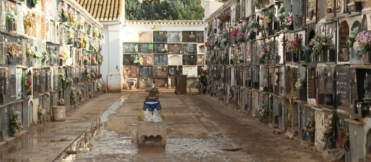 Catarroja efectúa los primeros entierros en el cementerio tras la DANA