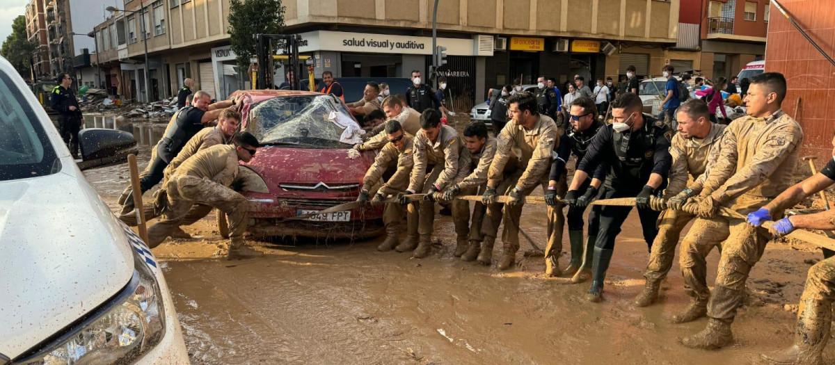 Los Infantes de Marina del Tercio de Armada trabajan sin descanso en la limpieza y apertura de viales en Paiporta (Valencia), la zona cero de la tragedia causada por la DANA