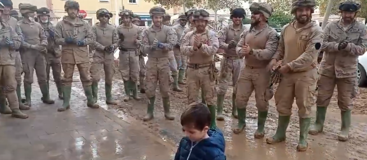 6ª Compañía del Segundo Batallón de Desembarco de Infantería de Marina le canta el cumpleaños feliz a un niño de Paiporta