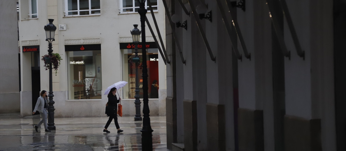 Personas con paraguas por las calles de Málaga