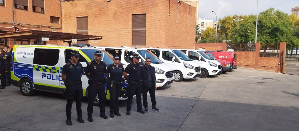 Agentes de la Policía Local de Córdoba

    Según explica el Ayuntamiento de Córdoba en una nota, en el caso de los bomberos se ha desplazado una dotación compuesta por dos sargentos, seis bomberos-conductores y nueve bomberos. La hora de llegada del equipo de relevo está prevista para las 20,00 horas al pabellón polideportivo de la localidad de Paterna donde pasarán la noche. Ambos equipos harán un punto de situación y el equipo de relevo estará disponible desde el domingo 10 de noviembre de 2024 a primera hora de la mañana. Este equipo de relevo tiene previsto un tiempo estimado de trabajo desde el domingo 10 de noviembre de 2024 hasta el 15 de noviembre de 2024 (ambos días de trabajo completo).

    Acerca del material desplazado desde Córdoba, el Ayuntamiento ha detallado que el mismo está compuesto por cinco vehículos, entre los que se encuentran una Bomba Forestal Pesada y una Bomba Urbana Ligera; de la misma manera se trasladan cuatro bombas sumergibles, dos bombas flotantes, dos turbobombas, cinco grupos electrógenos de diversa potencia y material como cuerdas, mangueras, focos de iluminación y material de arrastre.

    Por parte de la Policía Local, se han desplazado cuatro efectivos, un mando y tres agentes, que igualmente darán el relevo a los tres compañeros que durante esta semana han realizado labores de ayuda a petición del Ayuntamiento de Algemesí. Los agentes que han partido hoy estarán en el mismo punto de actuación y volverán el próximo día 1