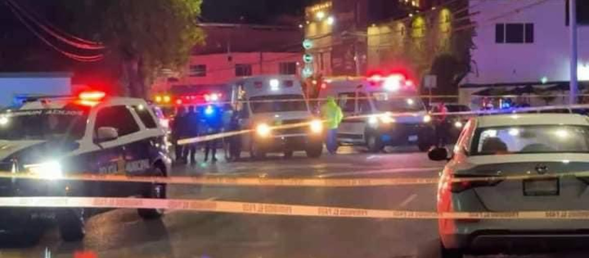 Ambulancias y Policía tras el tiroteo en un bar de Santiago de Querétaro, México