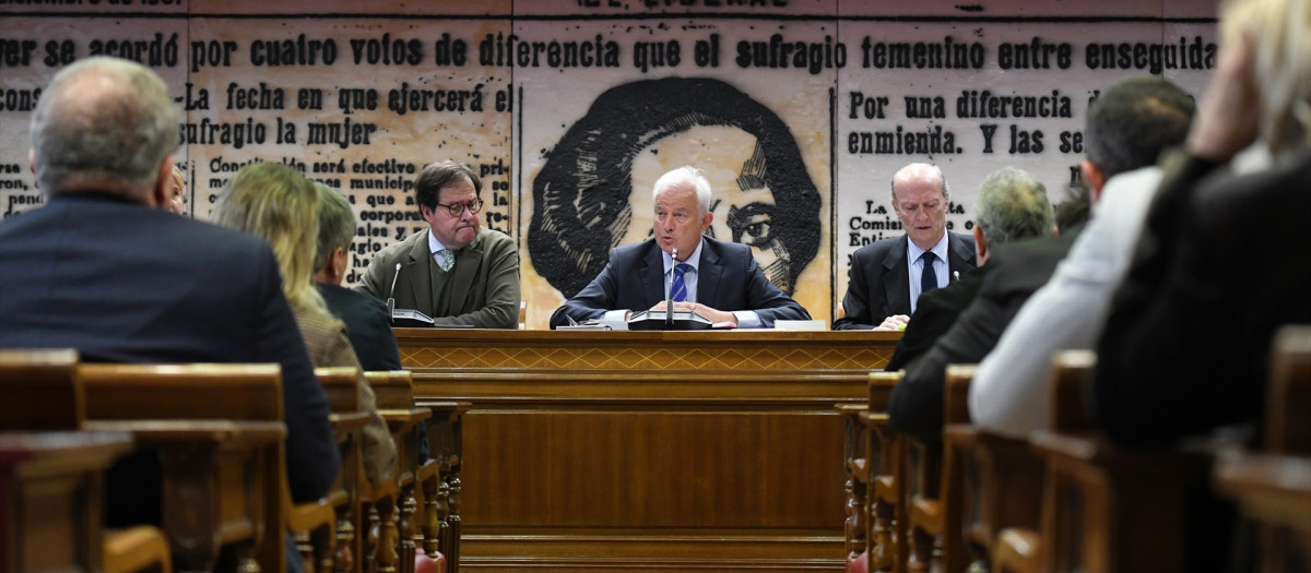 El senador del PP Salvador de Foronda, y el diputado del PP Eloy Suárez durante la constitución y designación de la mesa de la Comisión de Investigación por el caso PSOE