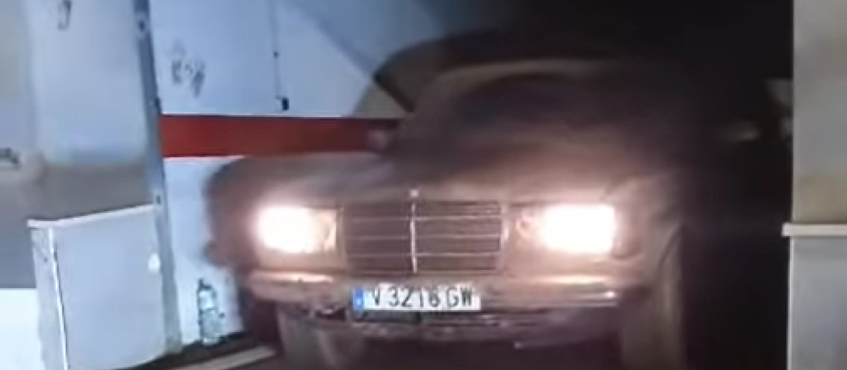 El Mercedes W123 conforme sale del garaje inundado