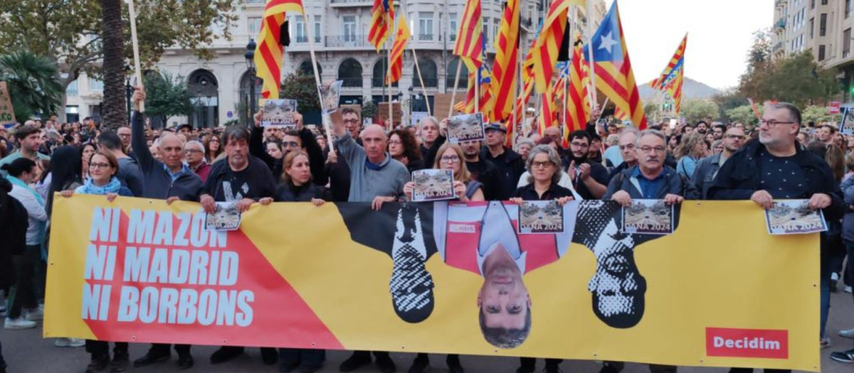 Lluis Llach, con la mano levantada, en la manifestación del sábado en Valencia