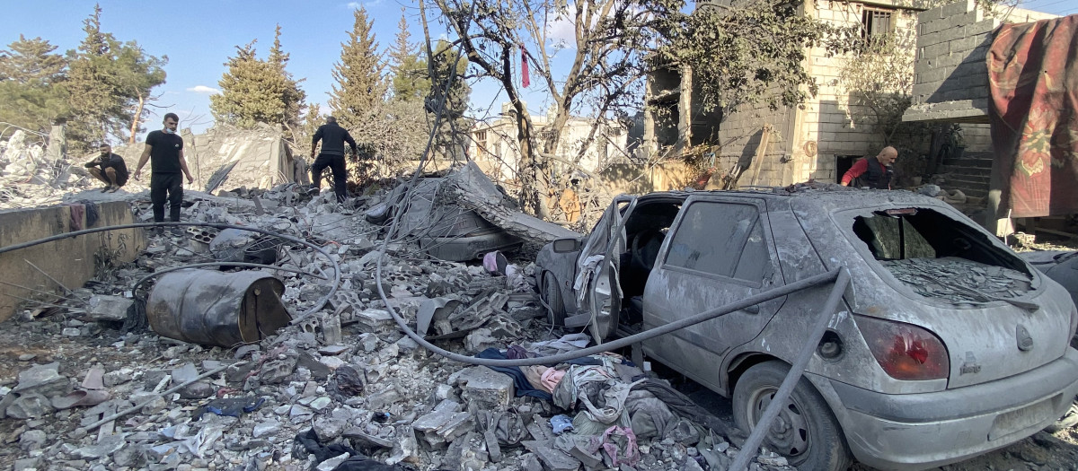 La gente vigila la destrucción en el lugar de un ataque aéreo israelí que tuvo como objetivo la aldea oriental de Bazzaliyeh, en el distrito de Hermel, en el valle de Bekaa, en Líbano