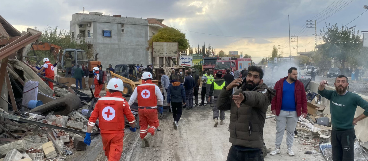 Rescatistas de la Cruz Roja Libanesa buscan víctimas y sobrevivientes en el lugar de un ataque aéreo israelí que tuvo como objetivo la aldea de Rasm El-Hadath en el valle oriental de Bekaa, en Líbano