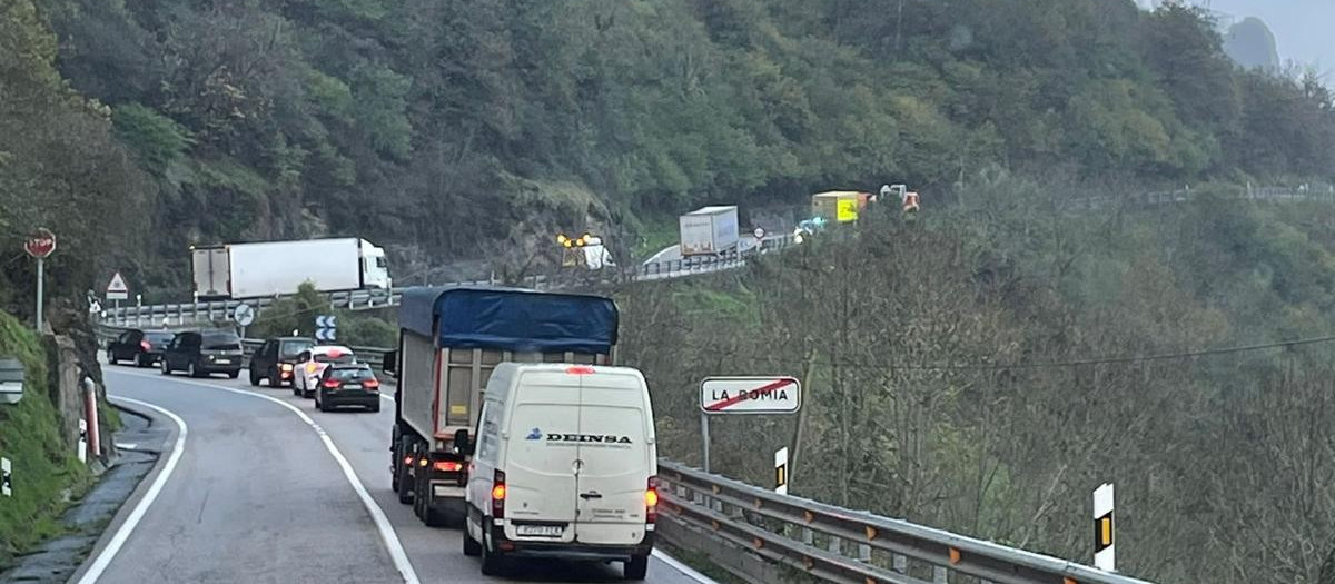 Imagen del tráfico denso a la altura de La Romia, uno de los pueblos por los que pasa la 630