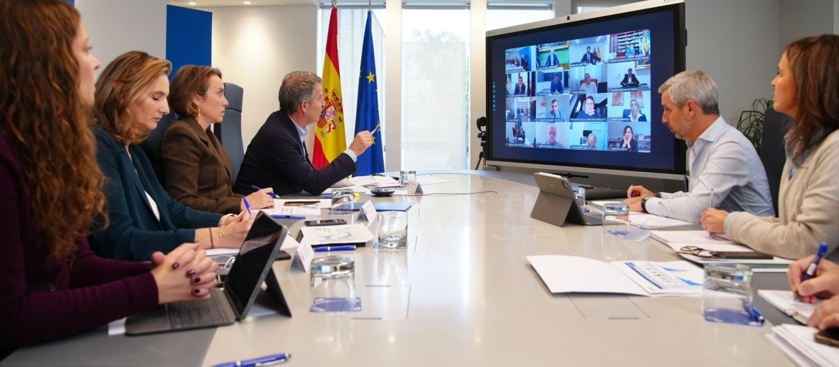 El líder del PP, Alberto Núñez Feijóo, mantiene una reunión telemática con los presidentes autonómicos del PP para hablar sobre la DANA