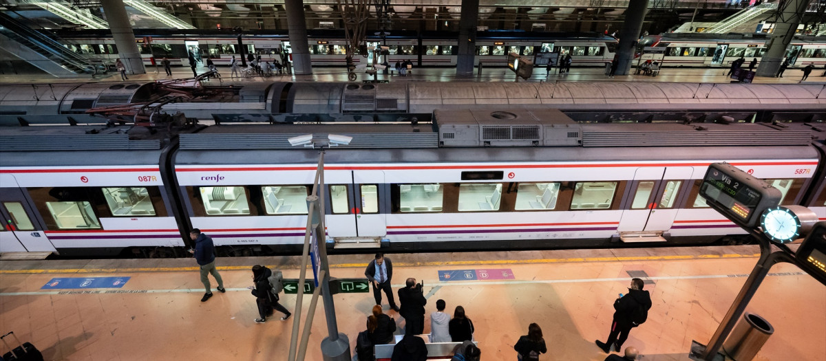 Varias personas en un andén en la estación de Atocha