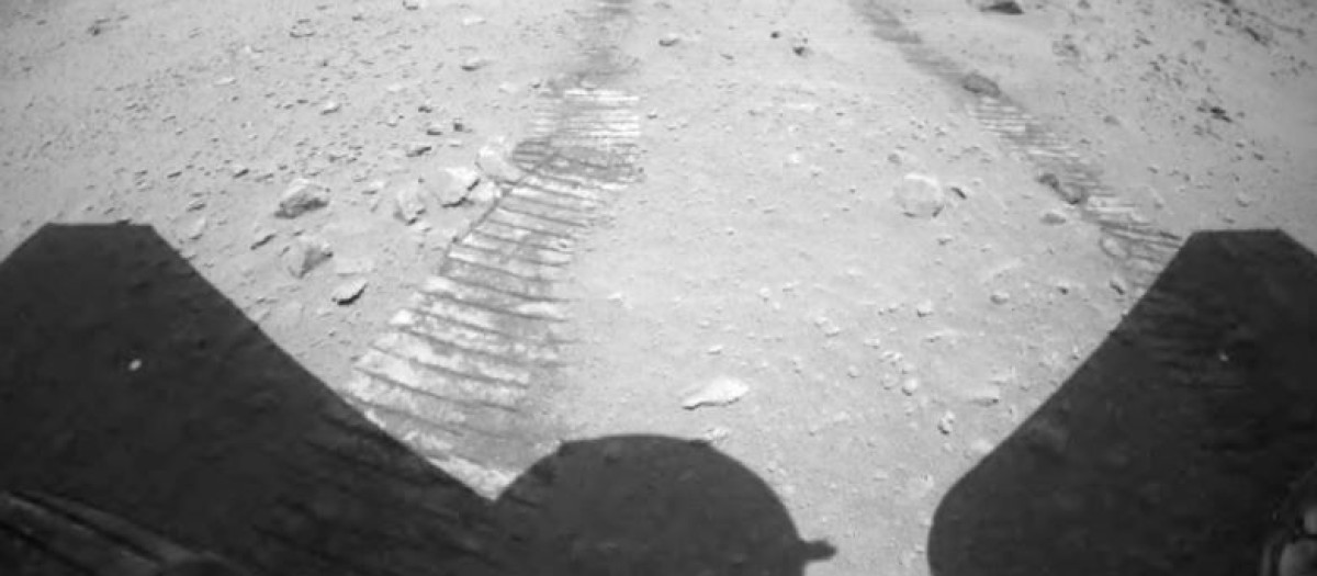 Rover Zhurong conduciendo en Marte