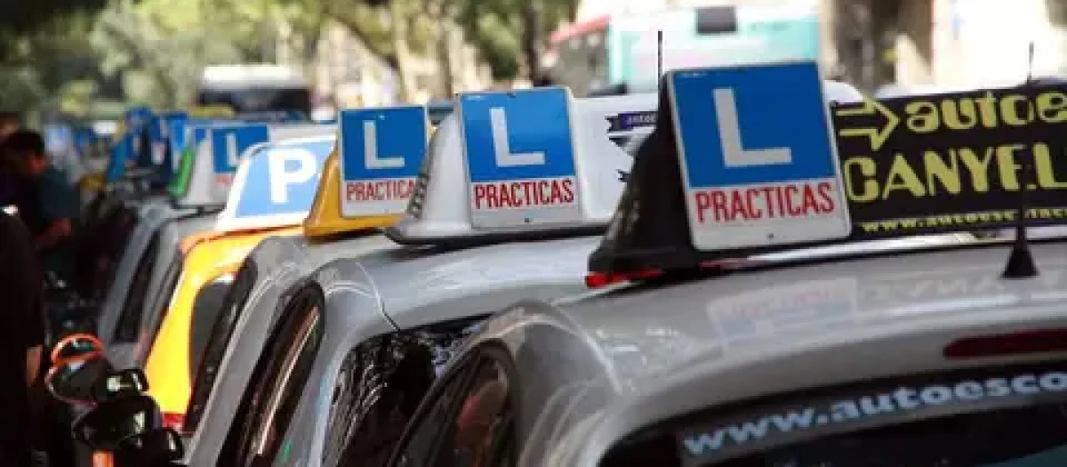 Varios vehículos de autoescuela esperan su turno