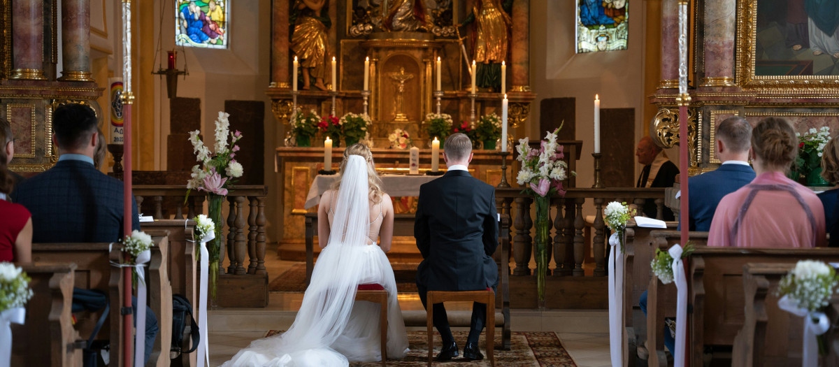 Dos novios ante el altar