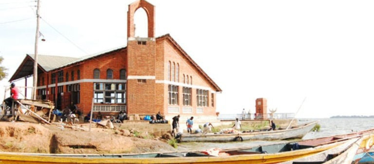 La iglesia se encuentra a orillas del lago Victoria