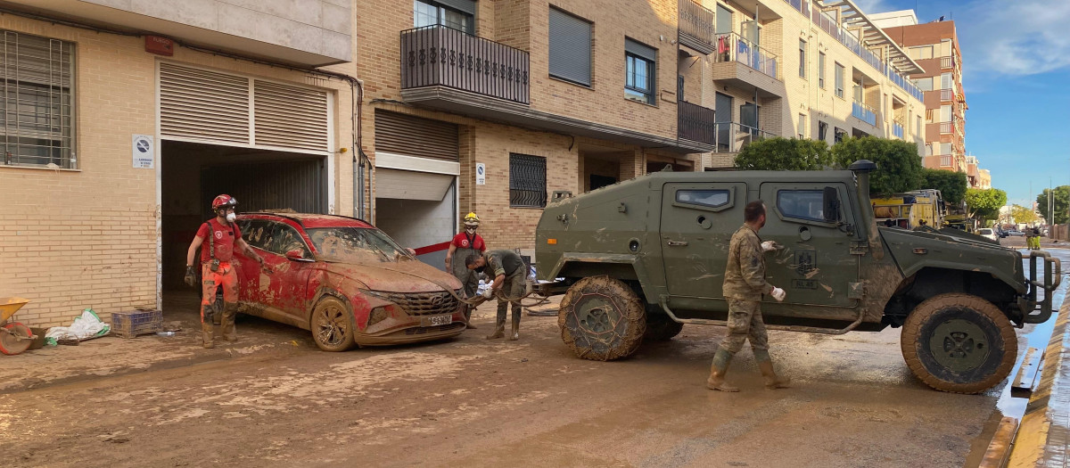 Miembros de la Brigada asistiendo a un vecino afectado por la riada