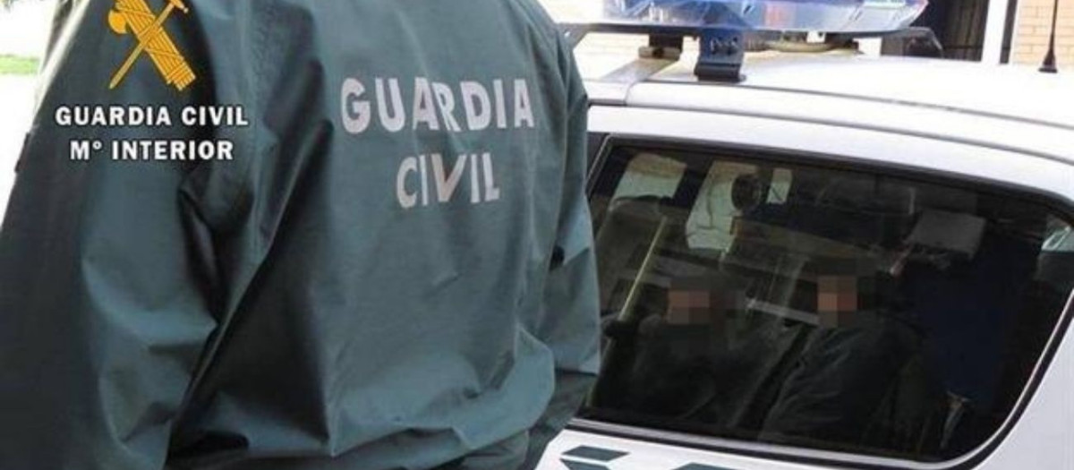 (Foto de ARCHIVO)
Agente de la Guardia Civil.

REMITIDA / HANDOUT por GUARDIA CIVIL
Fotografía remitida a medios de comunicación exclusivamente para ilustrar la noticia a la que hace referencia la imagen, y citando la procedencia de la imagen en la firma
05/11/2024