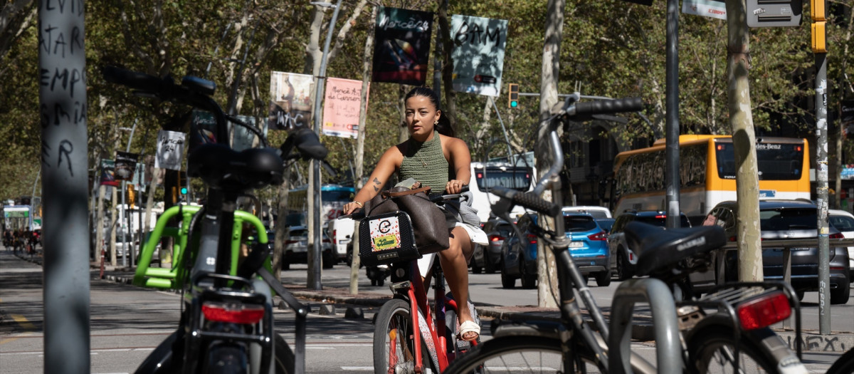 Una persona circula en bicicleta eléctrica en Barcelona