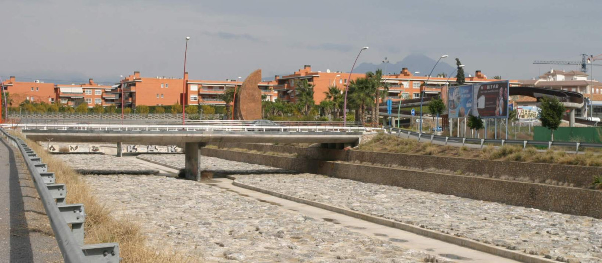 Canalización de aguas del plan anti riadas a su paso por Santa Faz (Alicante)